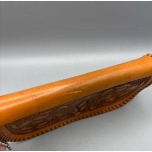 Vtg Handcrafted Tan Tooled Leather Zipper Wallet With Floral Design  Wrist Strap - Picture 4 of 5